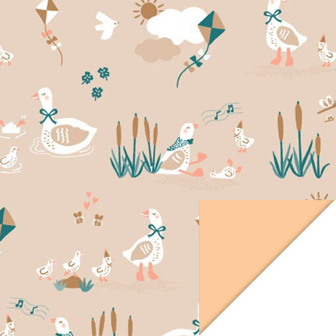 House of Products inpakpapier met een patroon van ganzen, eendjes en riet op een beige achtergrond, met een omgevouwen hoek die de perzikkleurige achterkant toont.