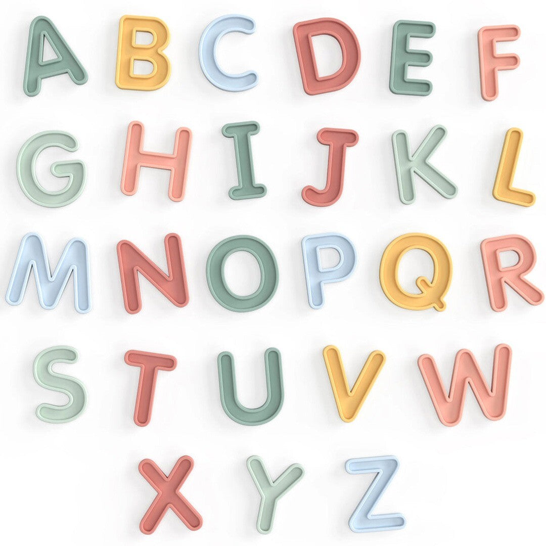 Een complete set inspire my play siliconen alfabet hoofdletters in pastelkleuren, van A tot Z.