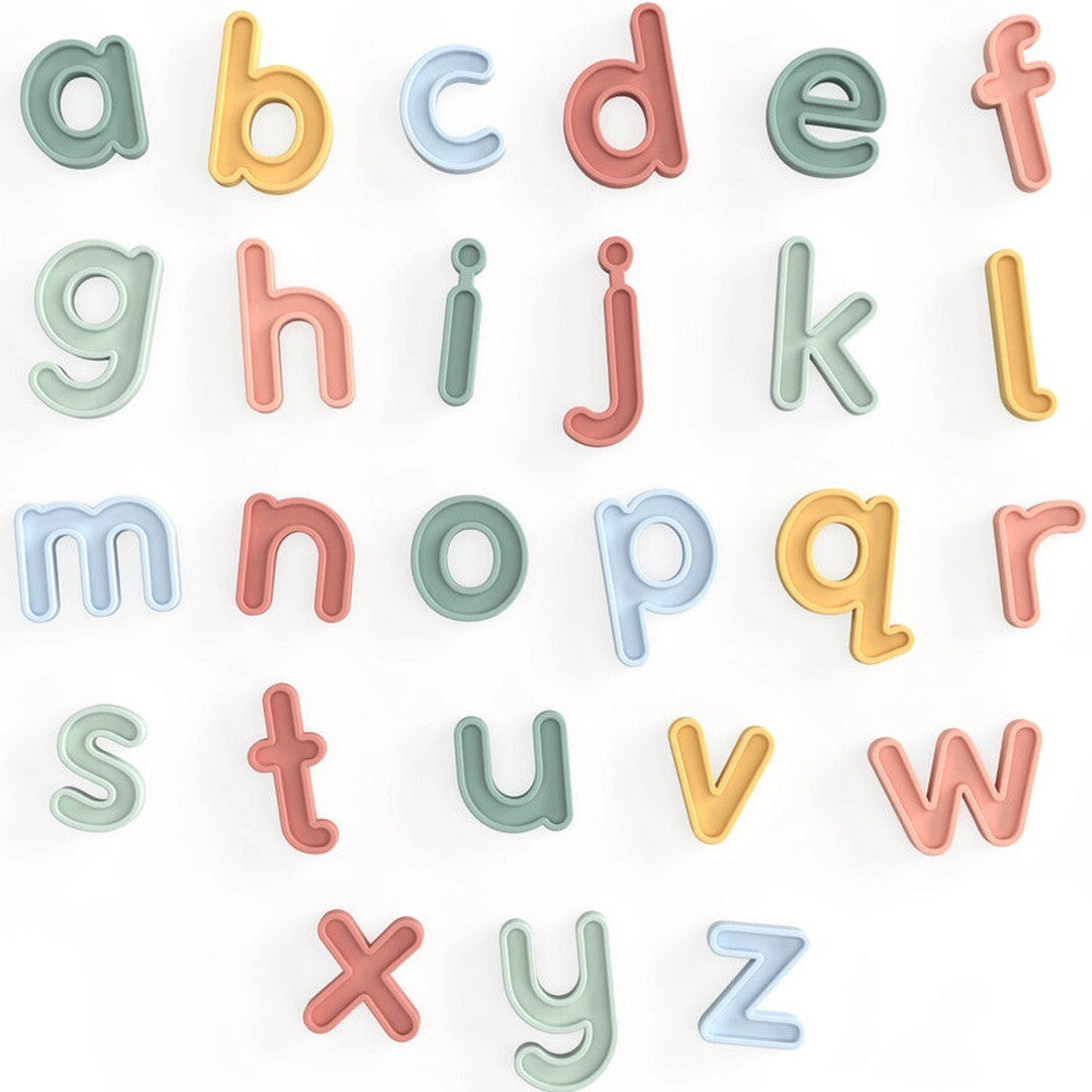 inspire my play set van 26 siliconen kleine alfabet letters in pastelkleuren op een witte achtergrond.