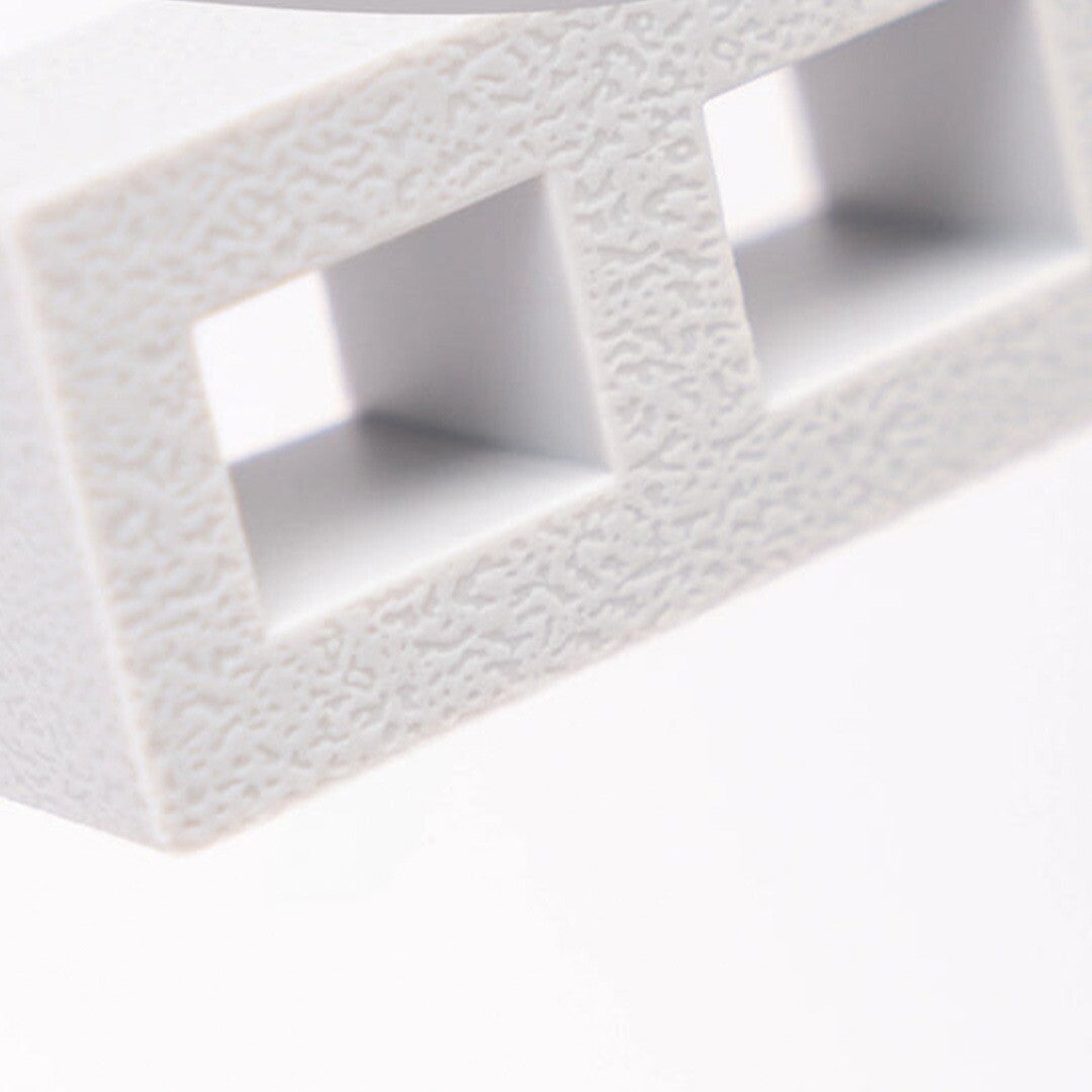 Close-up van de textuur en gaten van een grijs inspire my play siliconen mini blok.