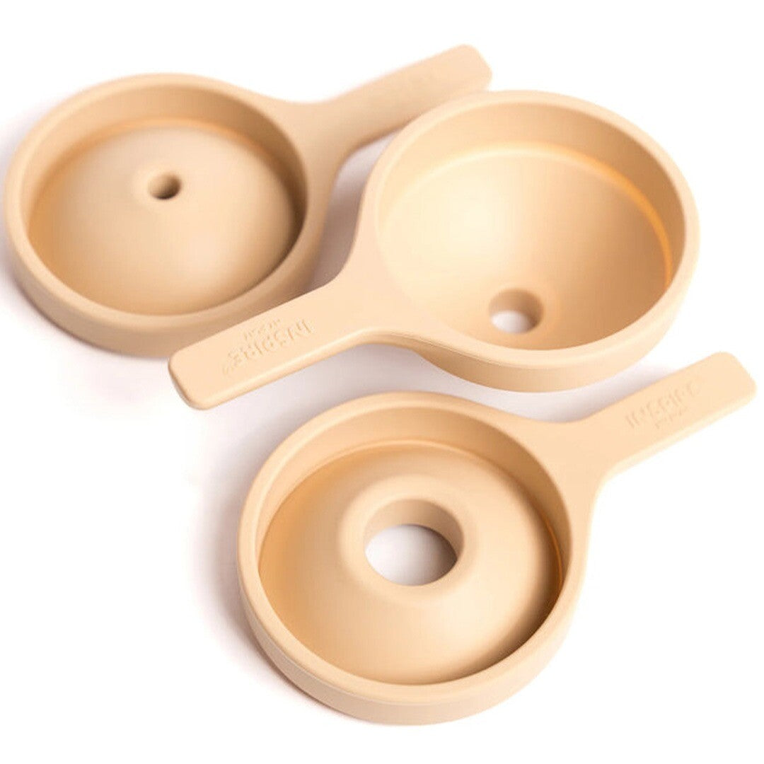 Drie beige inspire my play opvouwbare siliconen trechters voor sensorisch speelgoed.