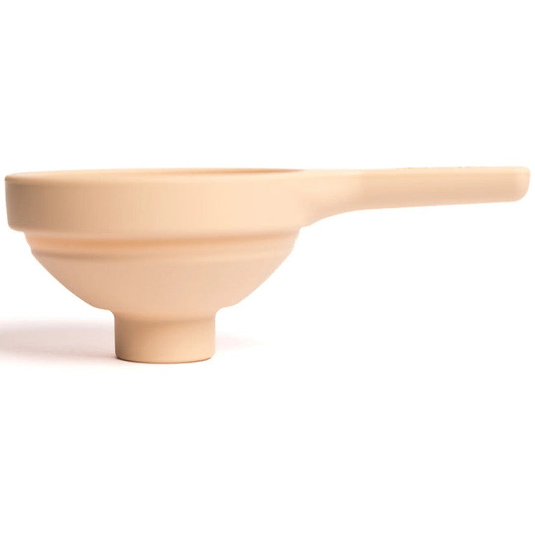 Een beige inspire my play opvouwbare siliconen trechter voor sensorisch speelgoed.