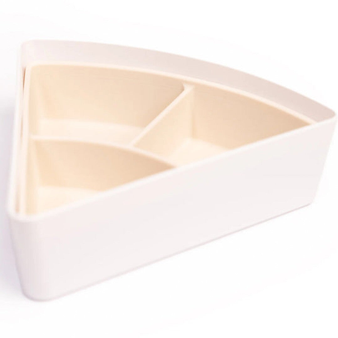 Een enkele beige inspire my play playtray insert van siliconen, schuin gefotografeerd op een witte achtergrond.