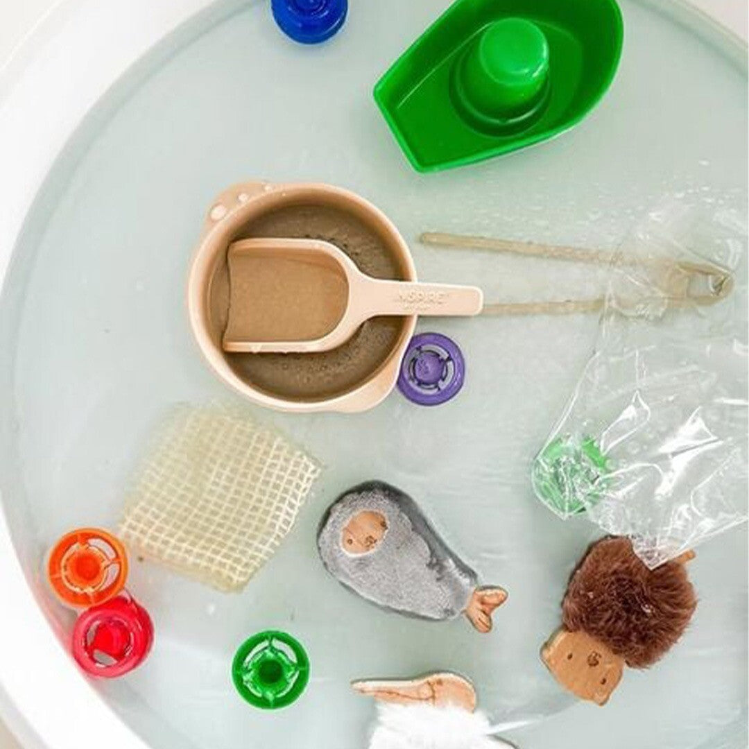 Bovenaanzicht van een inspire my play speelbak gevuld met water en drijvend speelgoed zoals een bootje en dierfiguren.