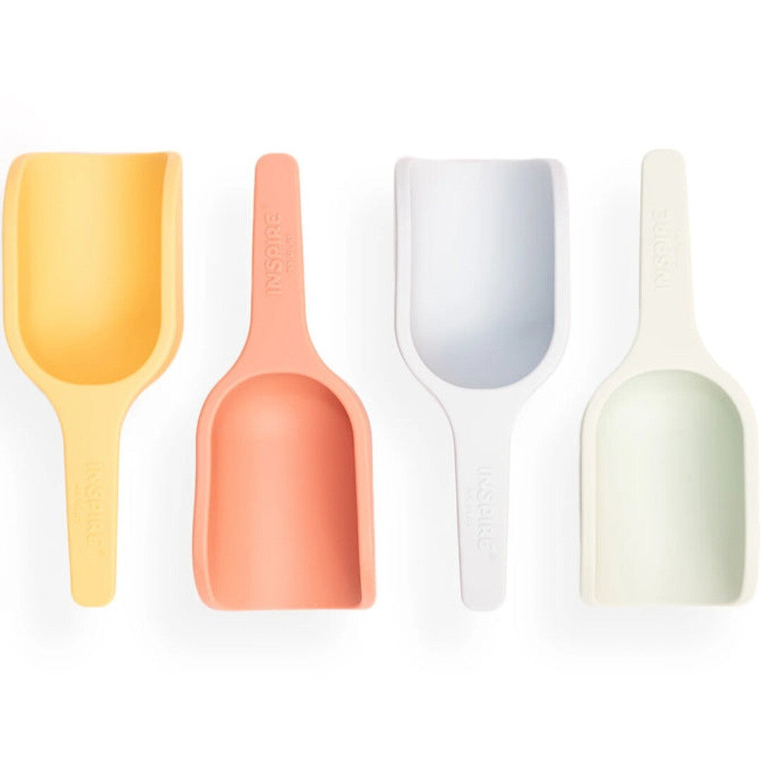 Vier Inspire My Play mini schepjes in pastelkleuren: geel, koraal, lichtblauw en lichtgroen, staand naast elkaar.