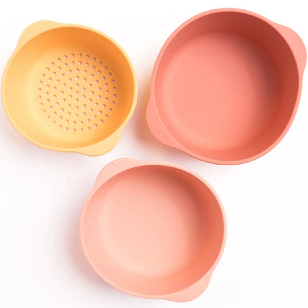 Drie inspire my play sorteerbakjes van siliconen in geel, koraal en roze, los van elkaar op een witte ondergrond.