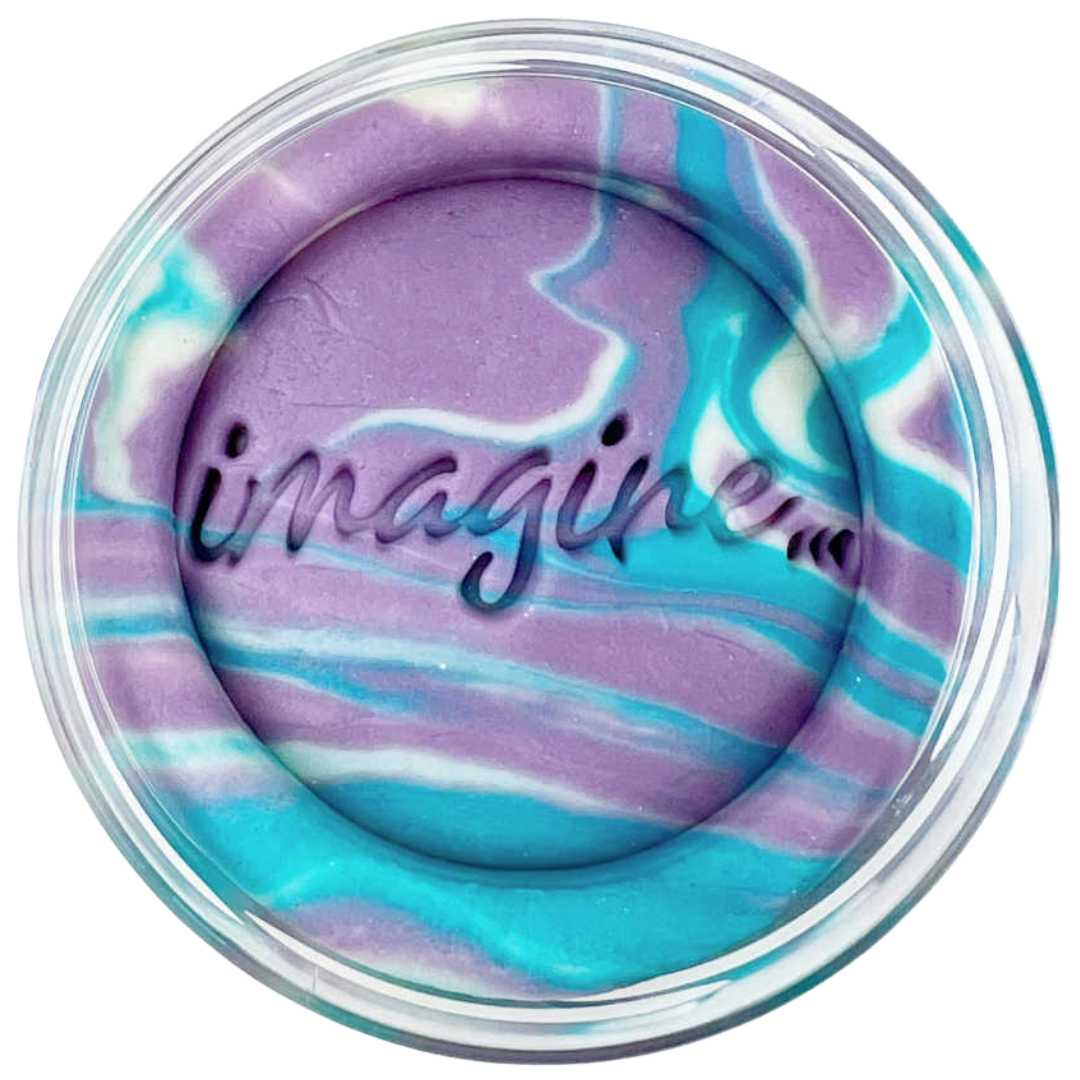 Invitation to imagine speelklei met paarse, blauwe en witte wervelpatronen en de tekst 'imagine...'.