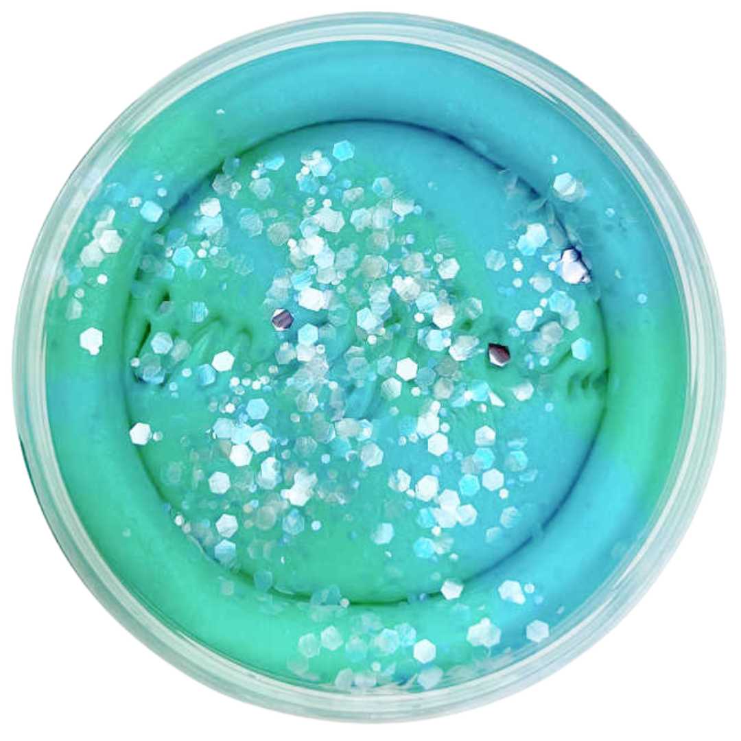 Invitation to imagine speelklei in een potje, blauwgroen met glitters voor een zeemeermin thema.