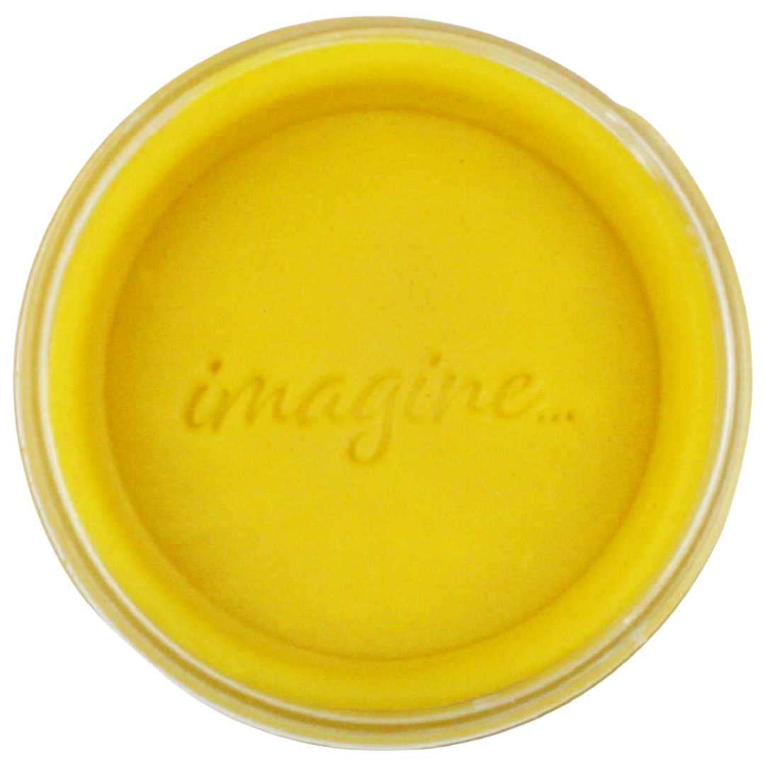 Gele speelklei van invitation to imagine in een potje met de tekst 'imagine...'.