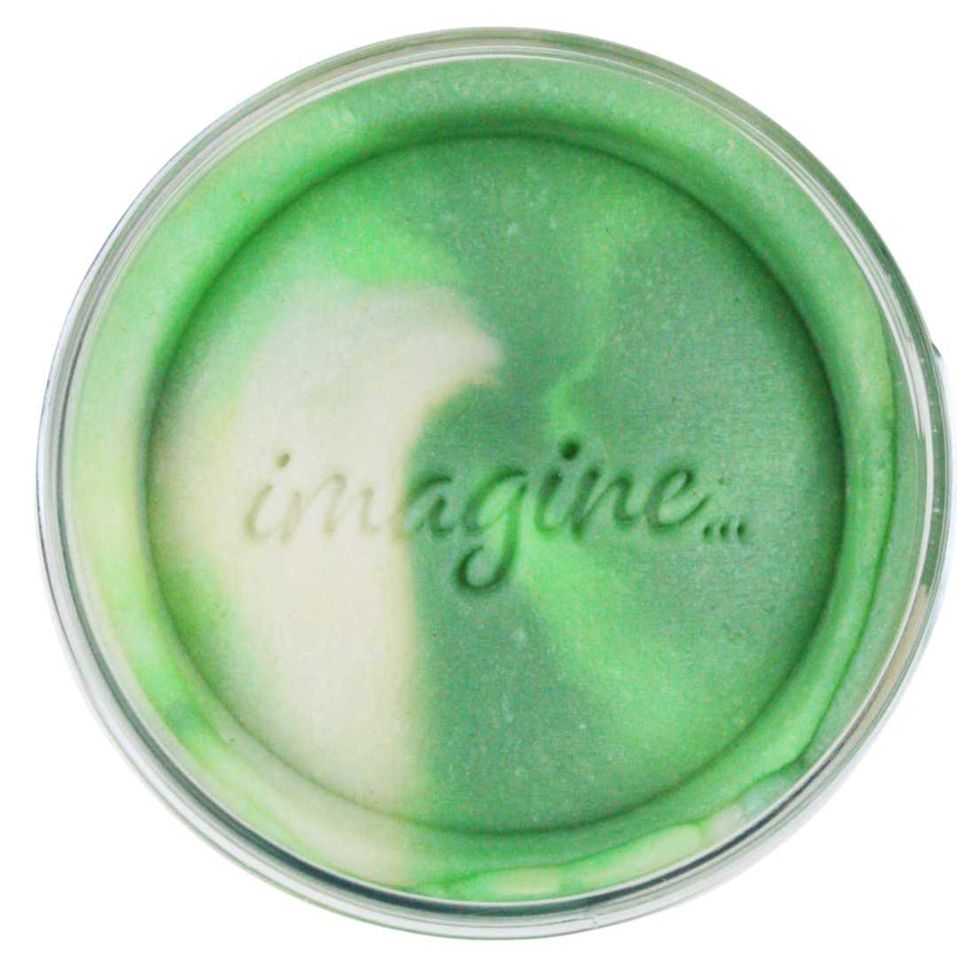 Invitation to imagine speelklei in een rond potje met groen en wit gewervelde klei en de tekst 'imagine...'.