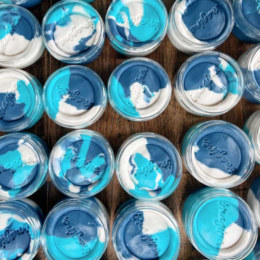 Collectie van meerdere potjes invitation to imagine speelklei met blauw-witte wervelpatronen.