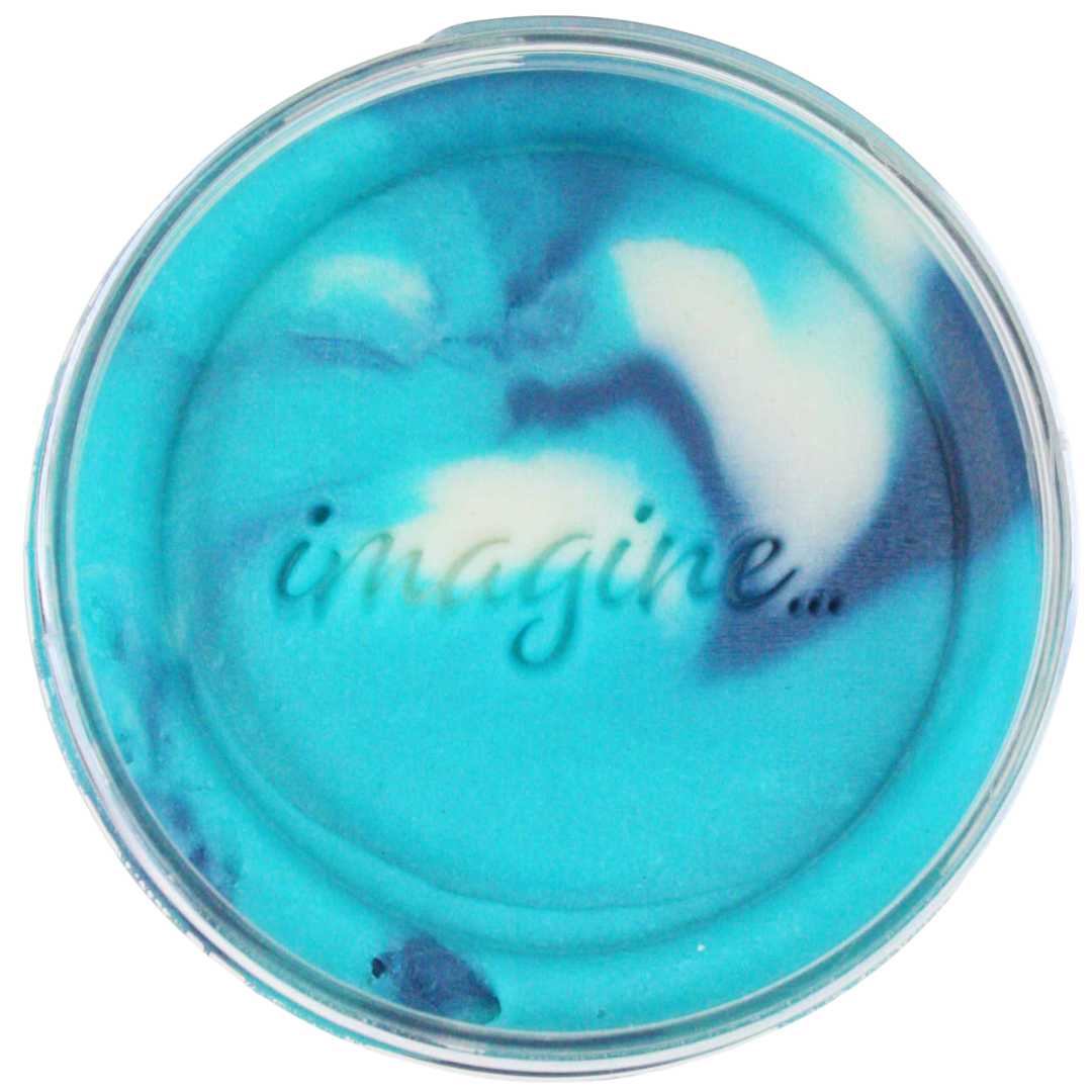 Invitation to imagine speelklei in een potje met blauw-witte wervel en de tekst 'imagine...'.
