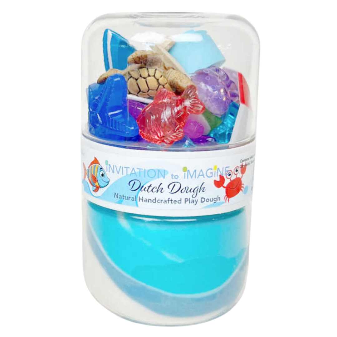 Invitation to Imagine speelklei set 'The Sea' in een transparante pot met blauwe klei en diverse onderwaterfiguren.