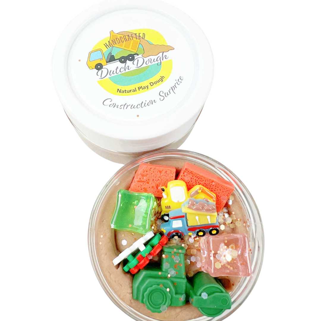 invitation to imagine speelklei surprise pot met bouwvoertuigen en gekleurde blokken, naast de witte deksel met 'Construction Surprise' label.