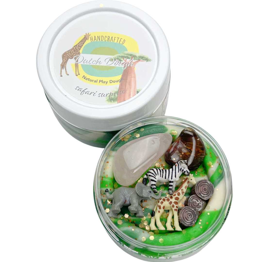invitation to imagine speelklei surprise pot met safari thema, inclusief dierenfiguren en stenen, naast de geopende verpakking.