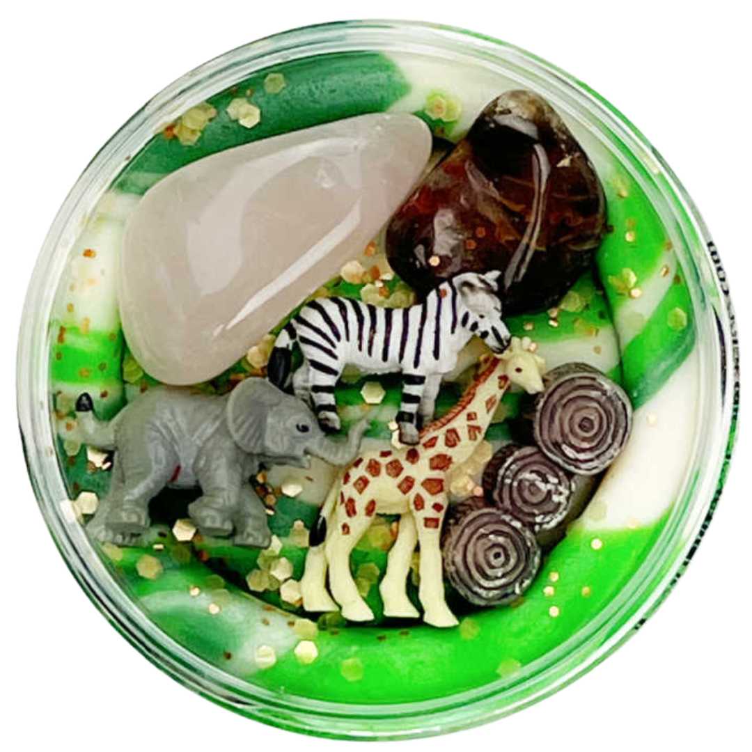invitation to imagine speelklei surprise pot met safari thema, inclusief dierenfiguren, stenen en glitter in groen-witte klei.