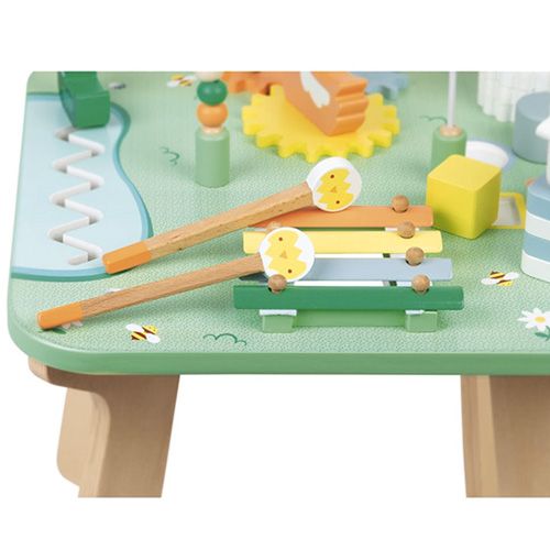 Detail van de Janod activiteitenspeeltafel met een kleurrijke houten xylofoon en twee stokjes.