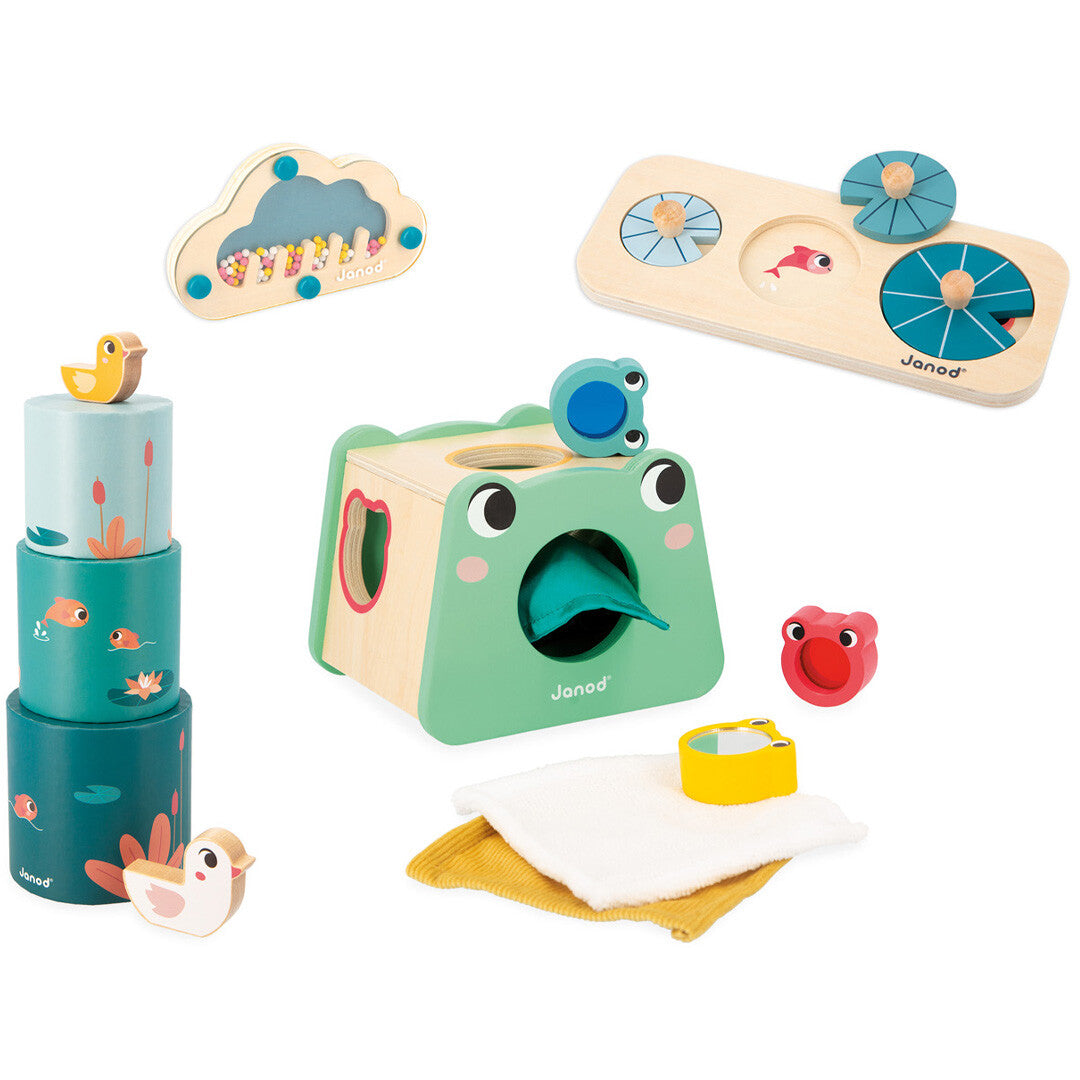 Janod baby activiteitsspeelgoed set met een stapeltoren, kikkerdoos, vispuzzel en wolkrammelaar.
