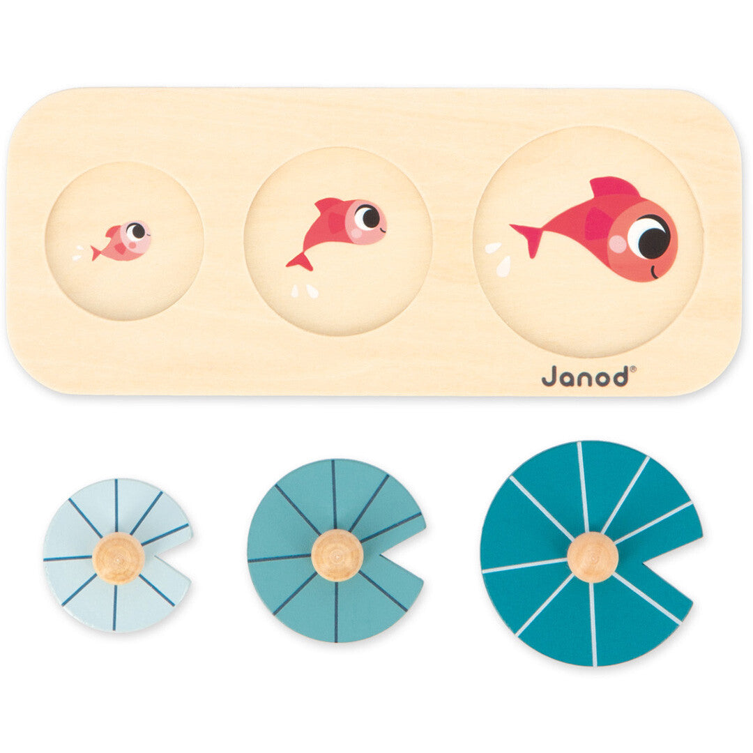 Detail van de Janod houten puzzel met drie vissen van verschillende grootte en drie ronde waterplantvormige puzzelstukken.