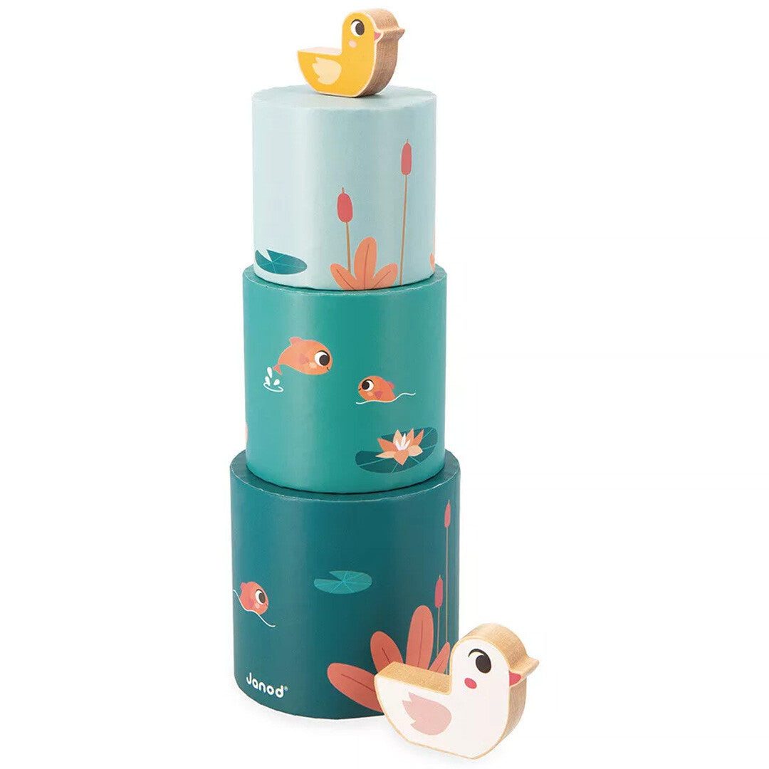 Detail van de Janod stapeltoren met drie geïllustreerde cilinders en twee houten eendjes.