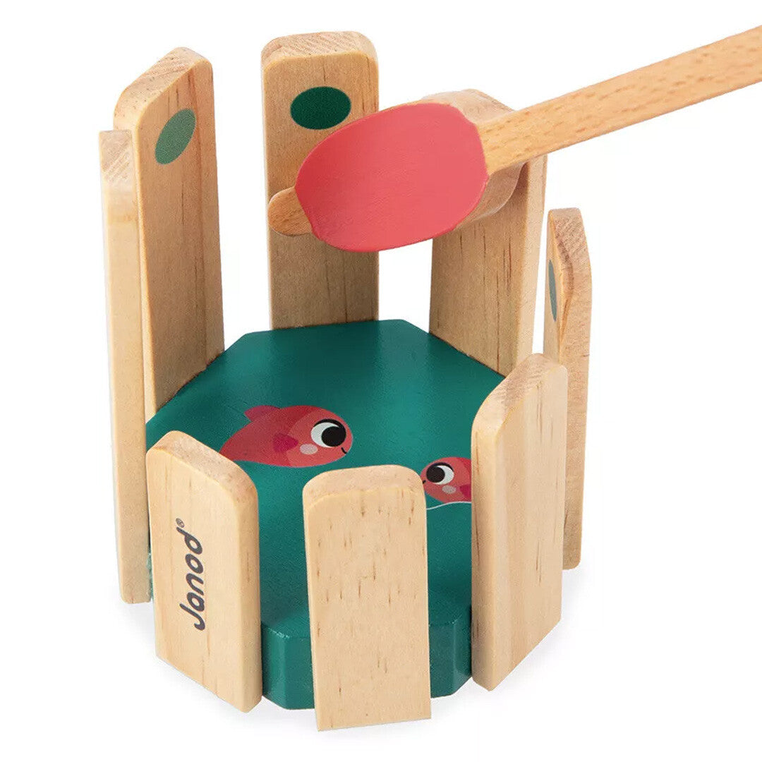 Janod houten visspel met een hengel en een rood visje in een omheining.