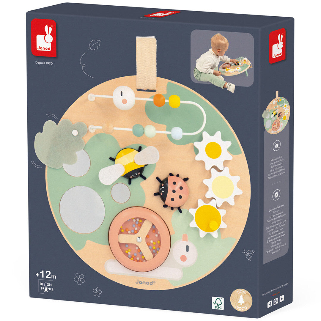 De verpakking van het Janod houten activiteitenpaneel met een afbeelding van het product en een spelend kind.