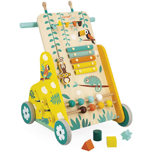 Janod houten loopwagen met jungle thema, voorzien van een xylofoon, kralenbaan en vormensorteerder, schuin van voren gefotografeerd.