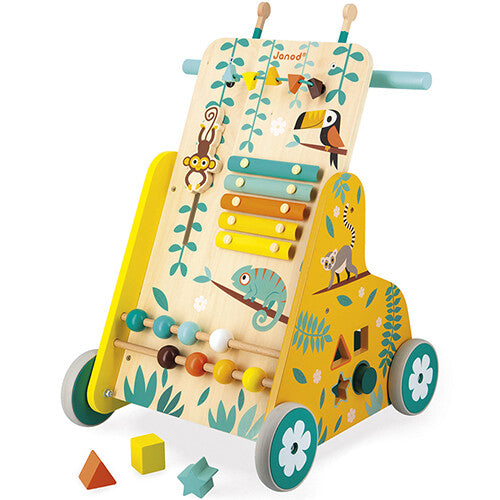 Janod houten loopwagen met jungle thema, met een xylofoon, kralenbaan en vormensorteerder, schuin van voren gefotografeerd.