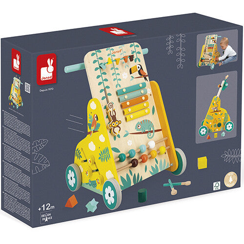 De verpakking van de Janod houten loopwagen met jungle thema, met afbeeldingen van het product en een spelend kind.