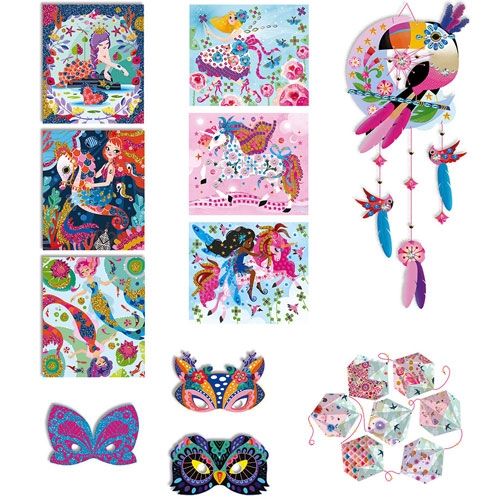 Een collectie van Janod knutselresultaten, waaronder glitterkaarten, maskers en een toekan dromenvanger.