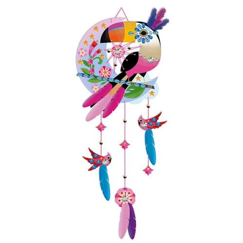 Een Janod toekan dromenvanger met roze en blauwe veren, hangende decoraties en een maanvormige achtergrond.