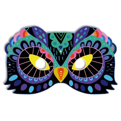 Een kleurrijk uilenmasker met geometrische patronen en grote gele ogen.