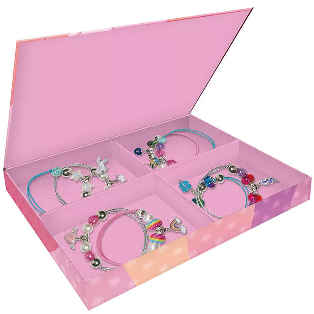 Open Janod 'Les ateliers bijoux' sieraden maken set doos met vier gemaakte armbanden in de vakjes.