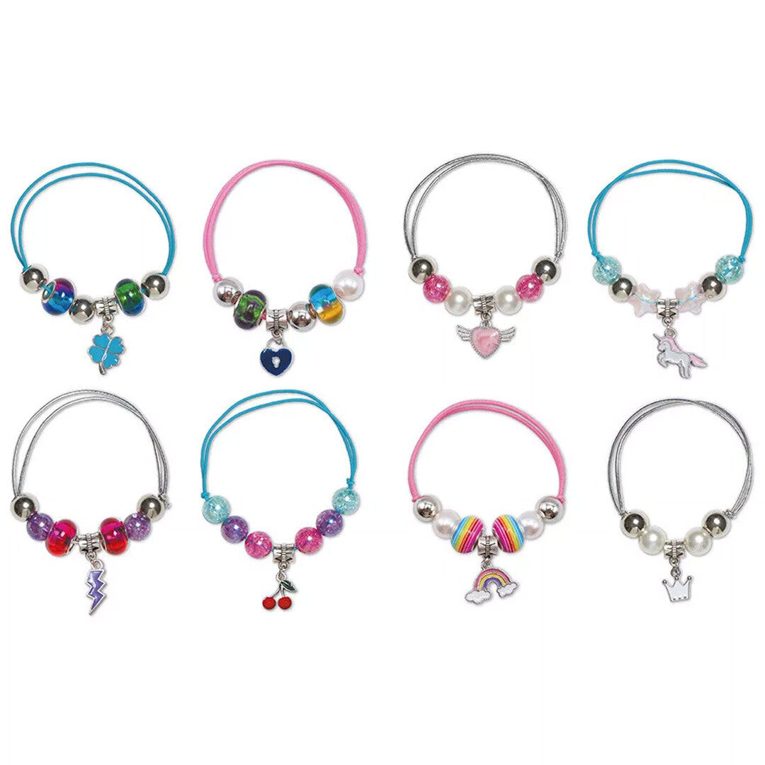 Acht verschillende gemaakte armbanden met kleurrijke kralen en bedeltjes zoals een eenhoorn, regenboog en hart.