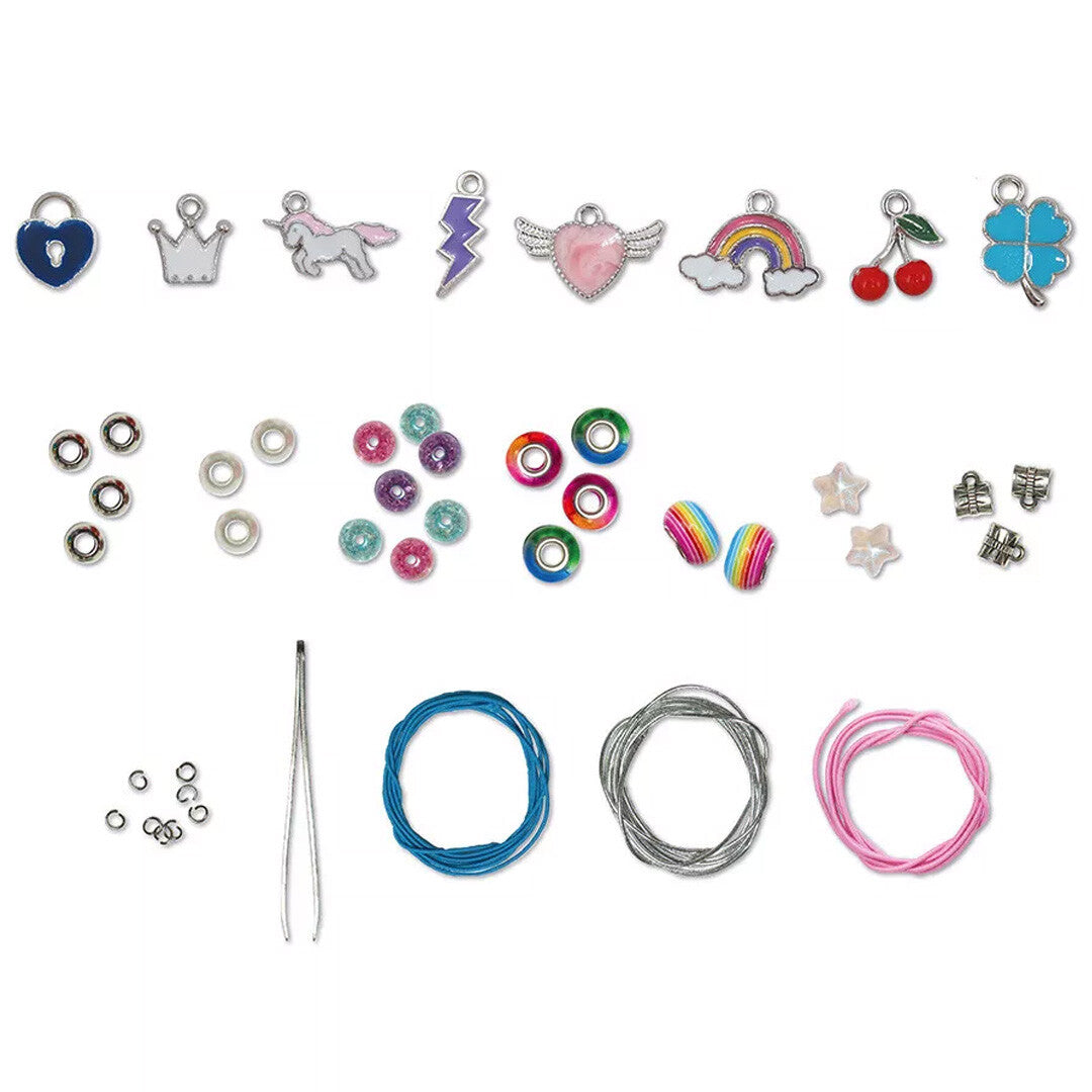 Alle onderdelen van de Janod sieraden maken set, inclusief bedeltjes, kralen, elastiek en gereedschap.