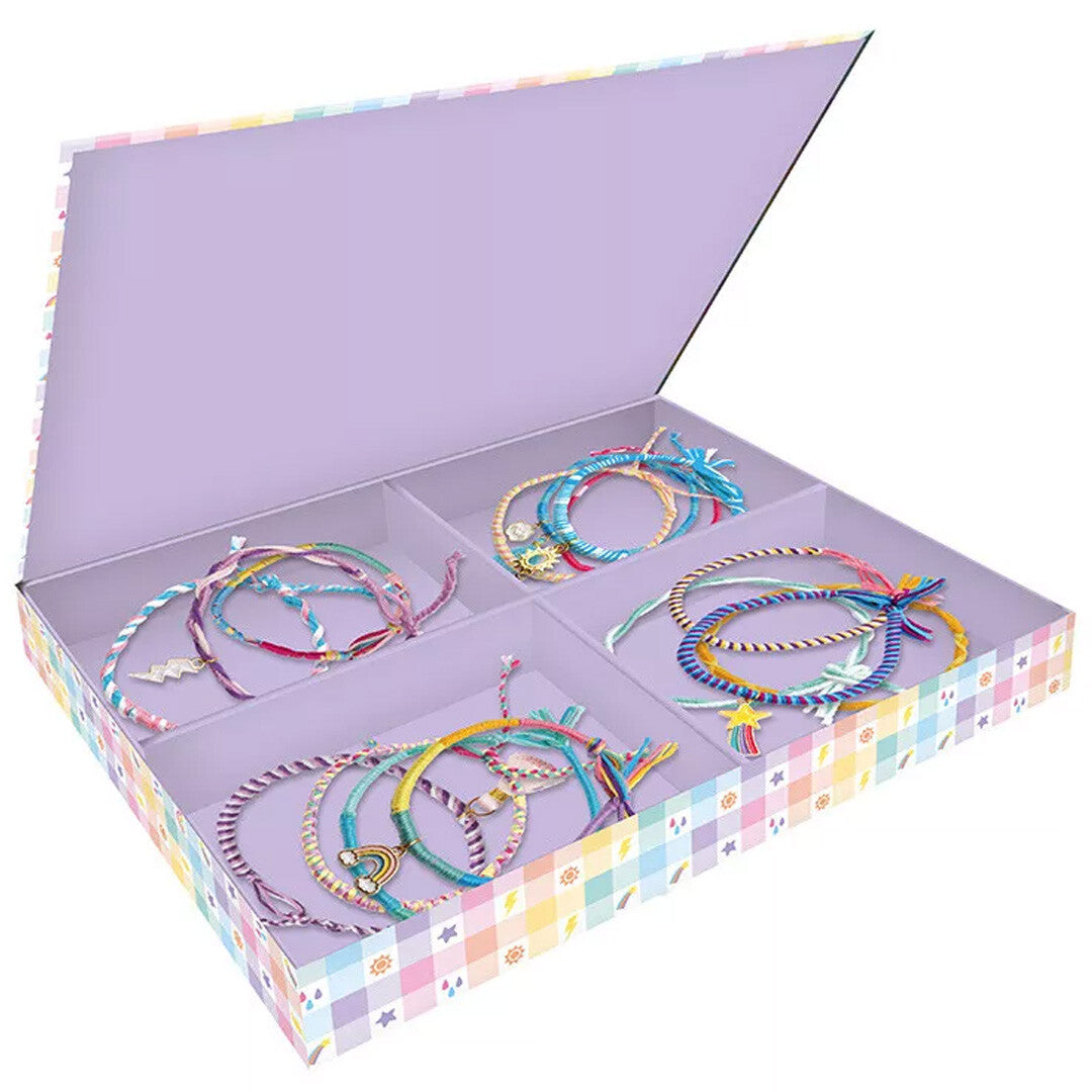 Een open, veelkleurige opbergdoos met vier vakken gevuld met regenboogarmbanden.