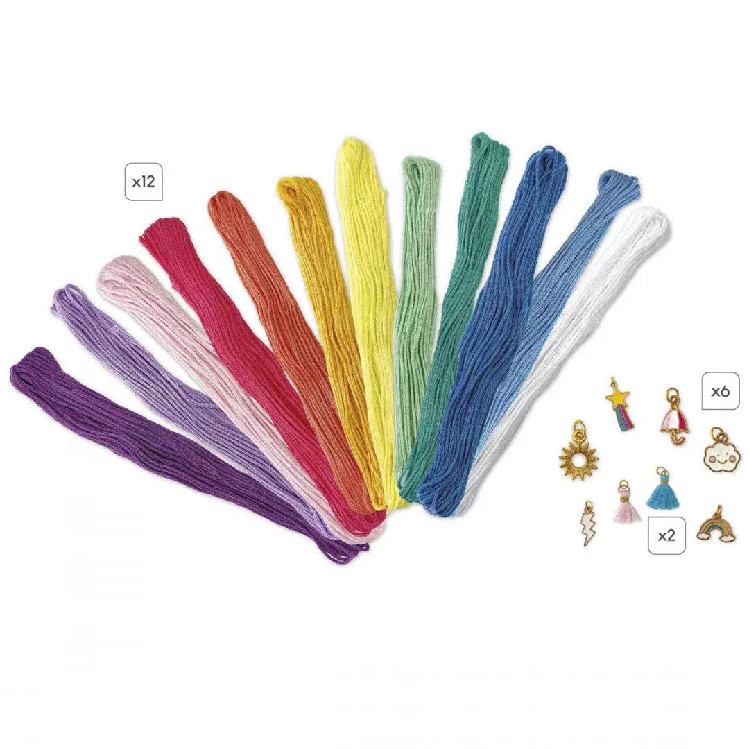 Twaalf bundels kleurrijk katoendraad en diverse metalen bedeltjes voor het maken van armbanden.
