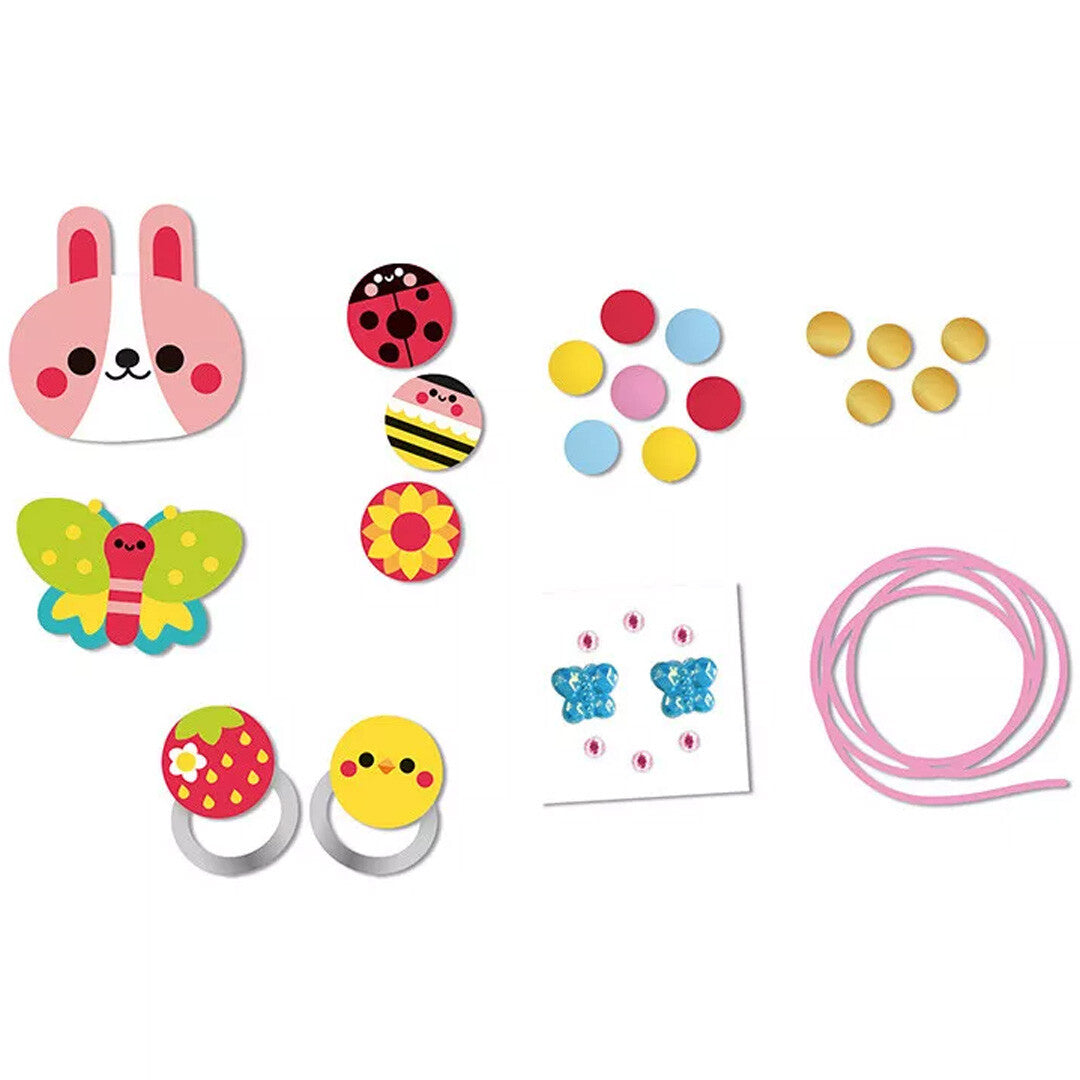 Alle losse onderdelen van de Janod sieraden maken set, inclusief houten kralen, bedels en roze draad.
