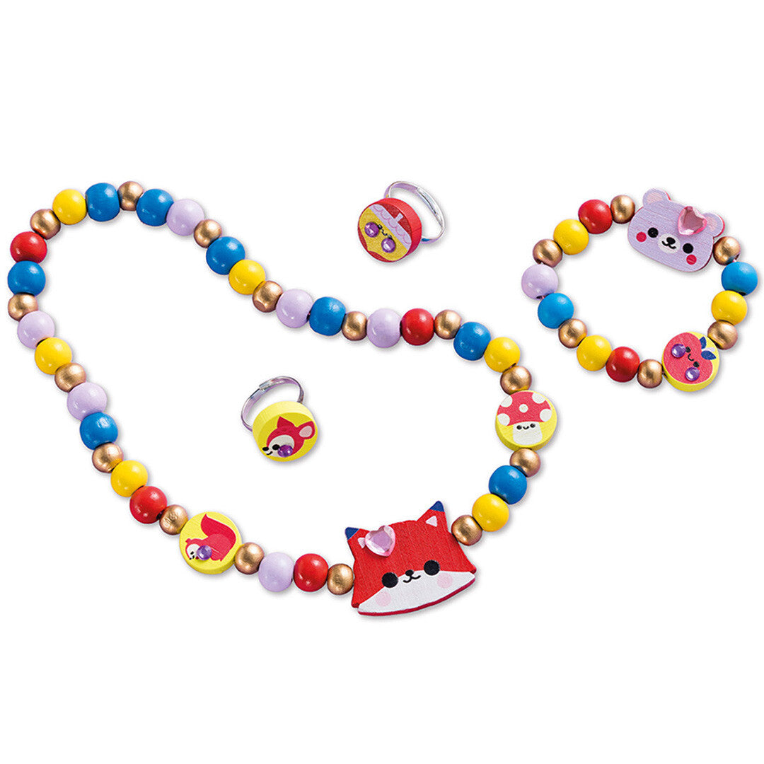 Janod Atelier Bijoux sieraden maken set met een ketting, armband en twee ringen met kleurrijke kralen en bosdierenbedels.