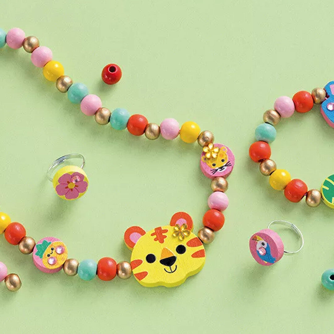 Detail van een Janod 'Geheime Jungle' ketting en armband met kleurrijke houten kralen en dierenfiguren.