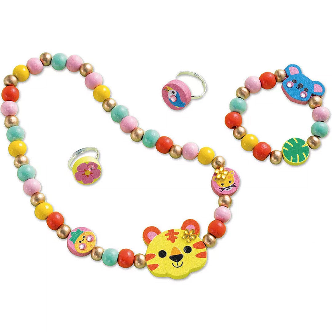 Een Janod 'Geheime Jungle' sieraden set met een afgewerkte ketting, armband en twee ringen van houten kralen.