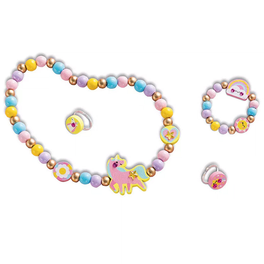 Janod houten sieraden set met een eenhoorn ketting, regenboog armband en twee ringen op een witte achtergrond.