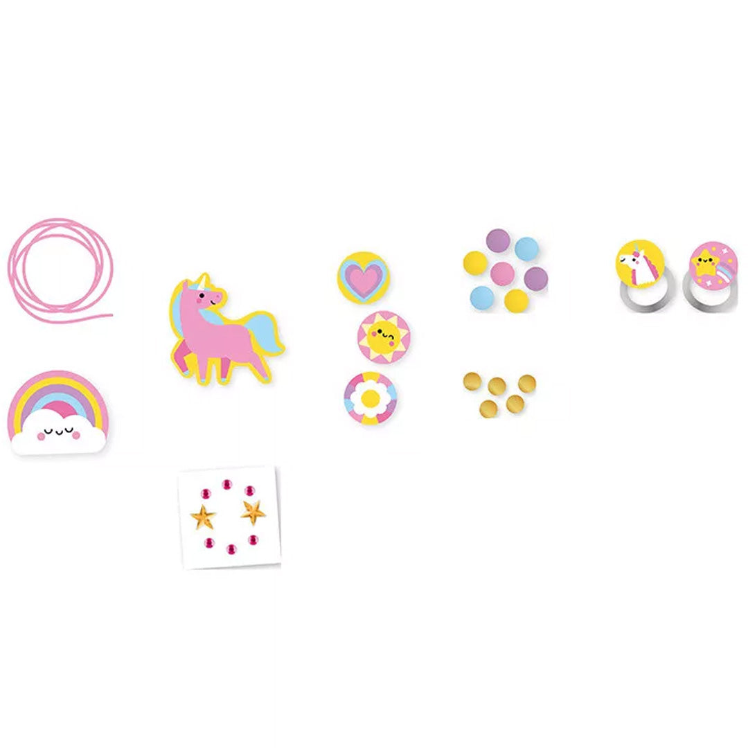 Alle losse onderdelen van de Janod houten sieraden maken set, inclusief eenhoorn, regenboog en diverse kralen.