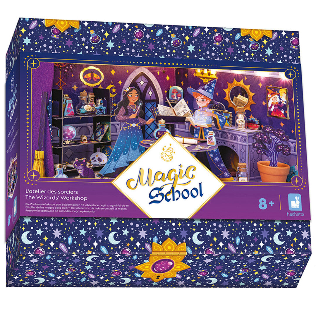 De voorkant van de Janod verpakking van de Magic School knutselset met een illustratie van een tovenaarsatelier.