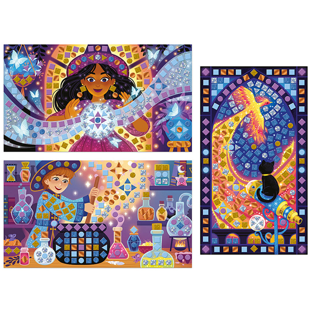 Drie voltooide mozaïekkunstwerken van de Janod Magic School knutselset, waaronder een tovenares en een feniks.