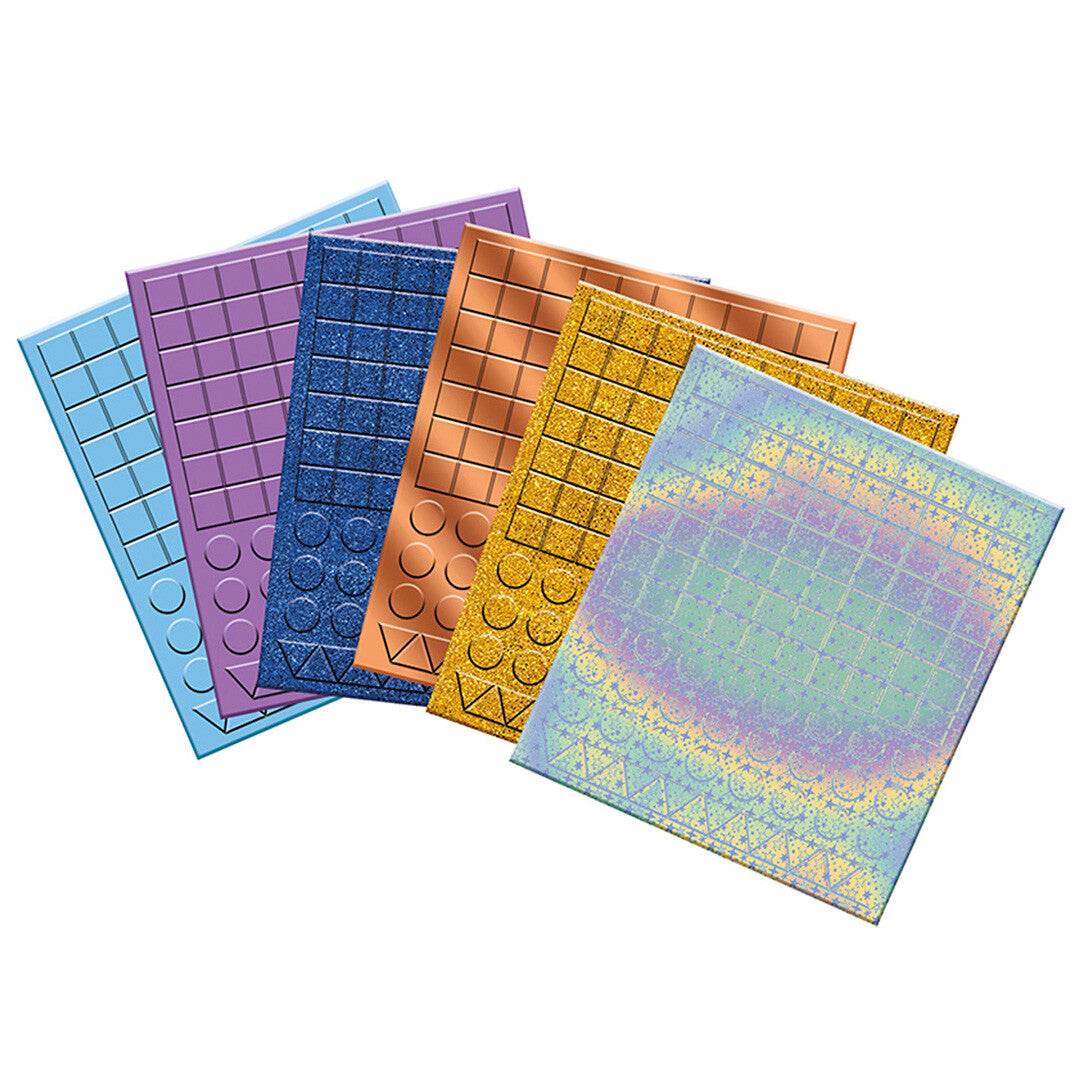 Verschillende vellen met gekleurde en glimmende mozaïekstickers in diverse vormen voor de knutselset.