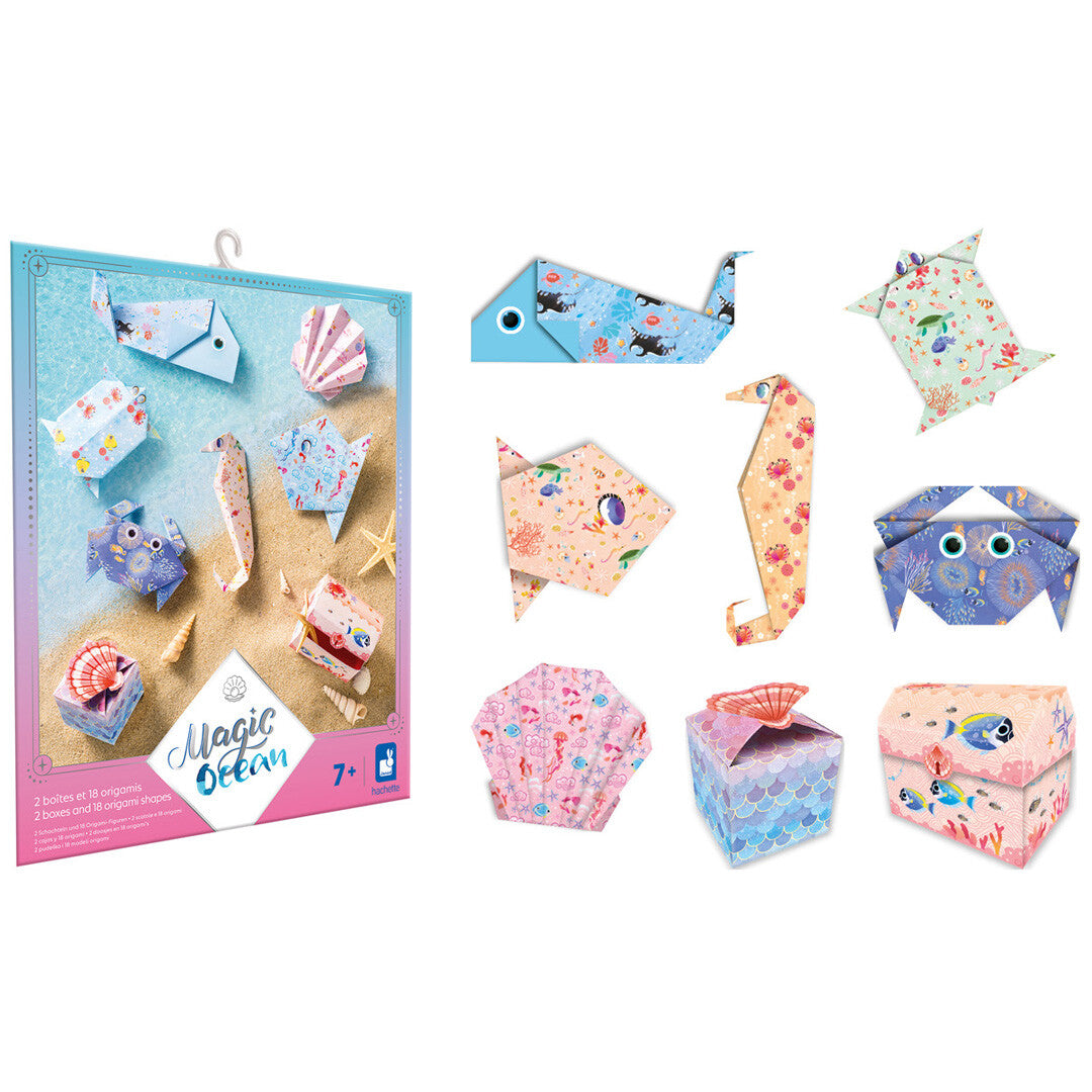 De verpakking van de Janod Magic Ocean origami knutselset naast een collectie van negen gevouwen zeedieren en doosjes.
