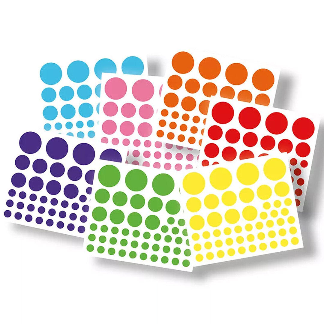Stapel vellen met ronde stickers in verschillende maten en kleuren zoals blauw, roze, oranje, rood, paars, groen en geel.