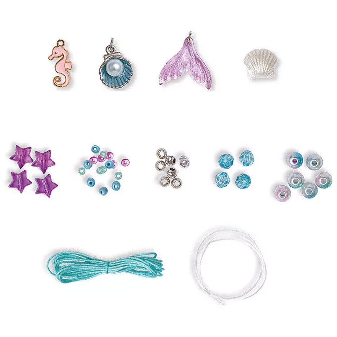 Alle losse onderdelen van de Magic Ocean sieraden maken set, inclusief kralen, bedeltjes en touwtjes.
