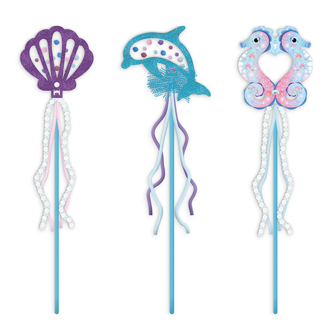 Drie afgewerkte toverstokken met een paarse schelp, blauwe dolfijn en roze zeepaardjes.